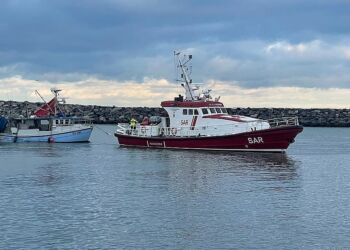 Tirsdag middag blev fiskefartøjet slæbt det sidste stykke ind til havnen i Hirtshals.
Foto: Per Frank Paulsen / TV2 Nord.
