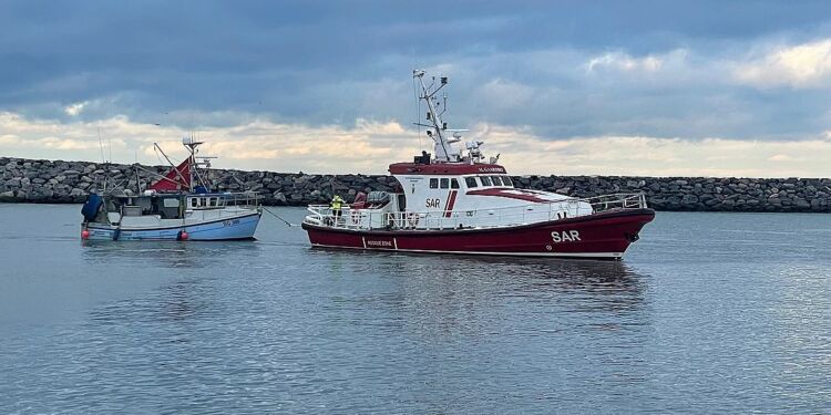 Tirsdag middag blev fiskefartøjet slæbt det sidste stykke ind til havnen i Hirtshals.
Foto: Per Frank Paulsen / TV2 Nord.