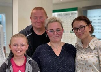 Merle, far og mor og storesøster på besøg hos Louis Nielsen i Brønderslev, hvor de alle fik nye briller takket være et nyt samarbejde mellem Louis Nielsen og Dansk Folkehjælp. Foto: TV2 Nord.