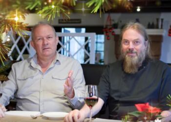 Netavisens journalist Palle W. ses her i godt selskab med restauratør Åge Vinther hos Restaurant Tannishus.