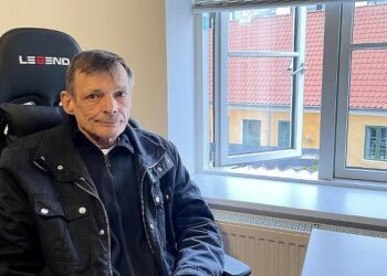 Her sidder Peter Iversen i sin lejlighed, som han flyttede ind i for godt og vel tre måneder siden. Foto: TV2 Nord.