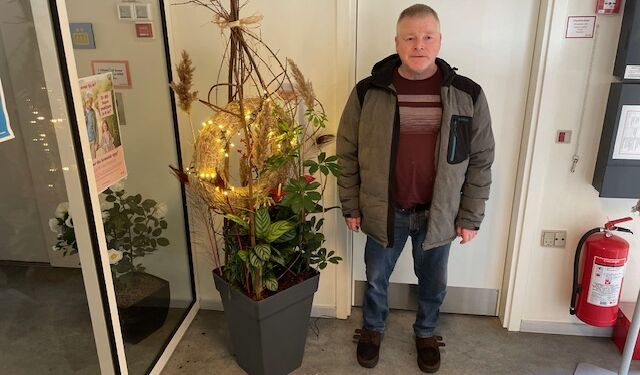 Præsidenten for Hirtshals Rotary Klub, Carsten Jensen med den smukke juledekoration på Lynggården i Hirtshals. Foto: Niels Chr. Jakobsen.