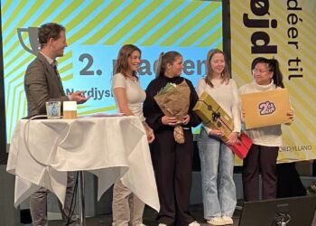 Regionsrådsforman Mads Duedahl (V) sammen med Signe, Vivy, Christina og Benedicte fra 3. A på STX i Hjørring.