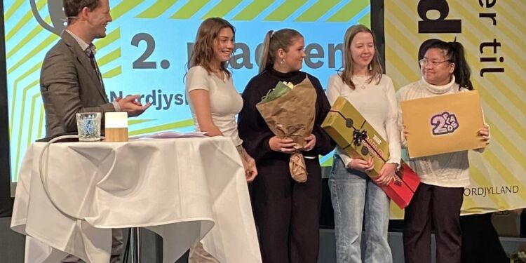 Regionsrådsforman Mads Duedahl (V) sammen med Signe, Vivy, Christina og Benedicte fra 3. A på STX i Hjørring.