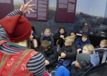 Inddragende og dramatisk undervisning hos Skoletjenesten.