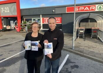 Formand for Dansk Folkehjælp i Hjørring, Jette Videnkjær, modtager i år 25.000 kroner fra SPAR Hjørring købmanden Dennis Bak og KFI Erhvervsdrivende Fond.