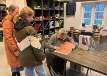 Marianne Isager signerede torsdag sin nye bog ”Et strikkeliv – tilbage til Tversted”.