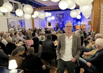 Peter Popowicz modtog under 2022-udgaven af Tversted Jazzy Days som formand for kulturforeningen på Tversted Skole Årets Lokale Jazz Pris. 
Arkivfoto: Palle W. Nielsen