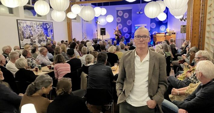 Peter Popowicz modtog under 2022-udgaven af Tversted Jazzy Days som formand for kulturforeningen på Tversted Skole Årets Lokale Jazz Pris. 
Arkivfoto: Palle W. Nielsen
