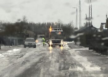 Skraldebil i sne og sjap. Foto: Arkiv.