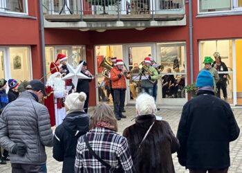 På Ældrecenter Mariebo på Tannisbugtvej tog hele optoget opstilling i gården.
