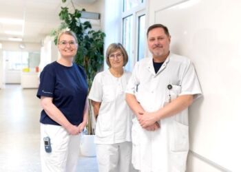 Medarbejderne på Patologisk afdeling, Regionshospital Nordjylland, arbejder tæt sammen om opgaverne. Her bioanalytikerne Gitte Woldum og Inge Pedersen, som nu udfører opgaver, som tidligere blev lavet af læger. Til højre ledende overlæge Morten Johansen. Foto: Line Bloch Klostergaard, Region Nordjylland.