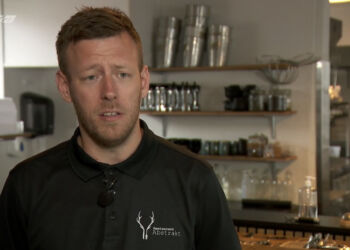 Simon Emil Christensen på Restaurant Abstrakt. Foto: TV2 Nord.