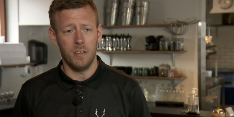 Simon Emil Christensen på Restaurant Abstrakt. Foto: TV2 Nord.