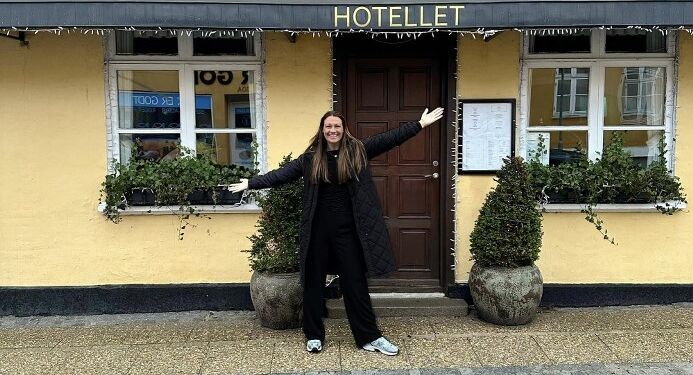 Kamilla Schiøtt Christensen foran Hotellet i Hjørring.