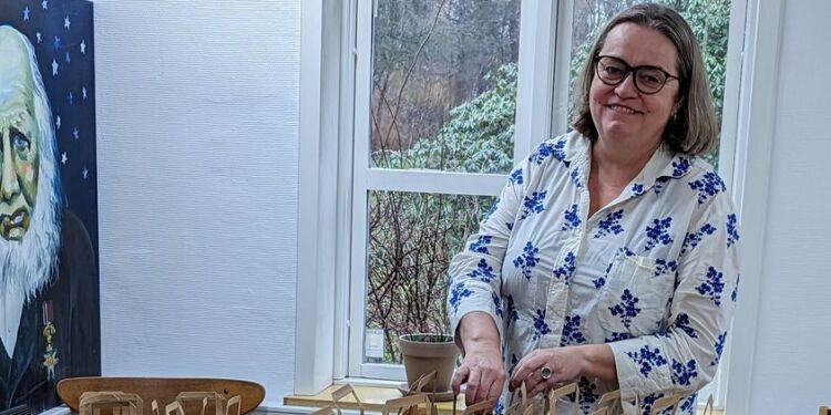 Forstander Anne Friis i gang med goodiebags til StrikFest på Vrå Højskole. Foto: Arkiv.