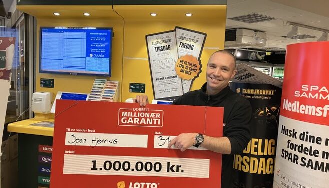 Dennis Bak håber, at flere kunder vinder mange penge hos SPAR Hjørring på Nordens Allé.