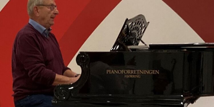 Ernest Petersen ses her på Hjørring Bibliotek. Foto: Arkiv.