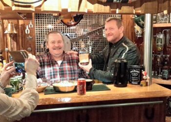 Finn Kjærsgaard Nielsen og færøske Hallur Joensen i Finn's Bar. Foto: Arkiv.