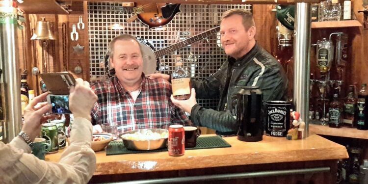 Finn Kjærsgaard Nielsen og færøske Hallur Joensen i Finn's Bar. Foto: Arkiv.