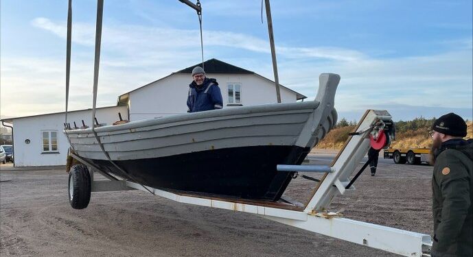 Fladbåden i januar, da den ankom til Han Herred Havbådes bådeværft ved Slettestrand.