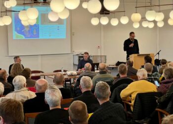 Bestyrelsesformand Moten Nørgaard Morthorst byder velkommen til ejerne ved generalforsamlingen lørdag på Fyrklit. Foto: Niels Skipper.