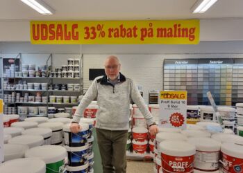 Tommy Høj synes, at han har rigelig med maling på lager, så han har lavet udsalg i butikken på Nørregade i Hirtshals.