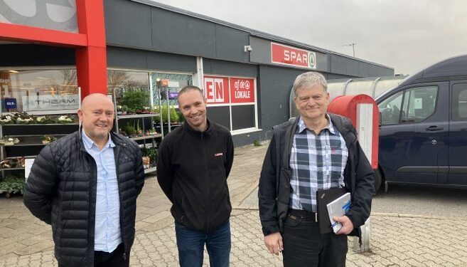 Lars Horne Sørensen og Knud Vestergaard besøgte SPAR Hjørring købmanden Dennis på Nordens Allé.