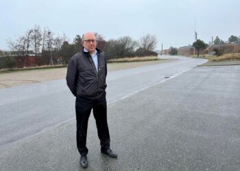 Jens Kirketerp Jensen på parkeringspladsen foran NORDSØEN Fri Fagskole i Hirtshals. Foto: Niels Skipper.