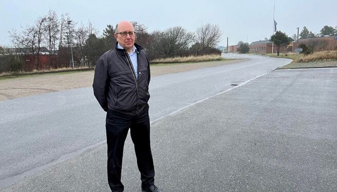 Jens Kirketerp Jensen på parkeringspladsen foran NORDSØEN Fri Fagskole i Hirtshals. Foto: Niels Skipper.