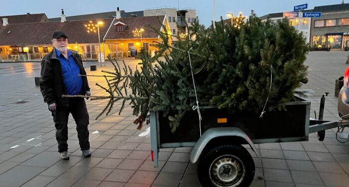 Hos Hirtshals Handel & Erhverv gav man i 2023 juletræerne til dyrene i Fun-Park. Foto: Arkiv.