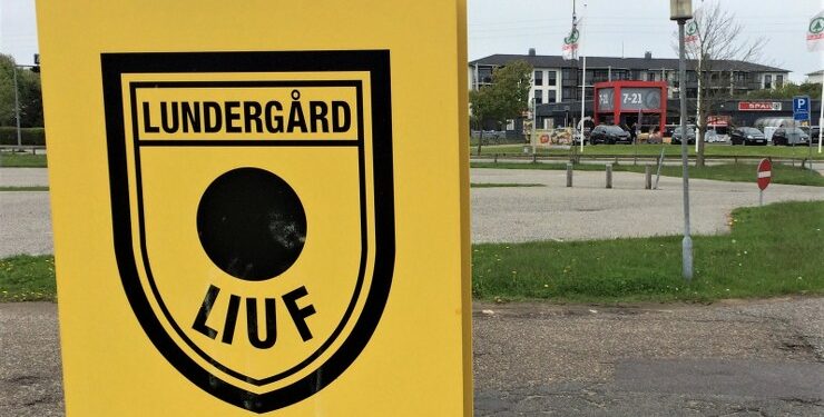 Lundergård Revyen er en del af Lundergård Idræts- og Ungdomsforening og overskuddet går ubeskåret til LIUFs ungdomsarbejde.