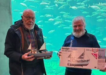 Leif Andersen og Anders Østerby med fiskefartøjet foran det store akvarium på Nordsøen Oceanarium.