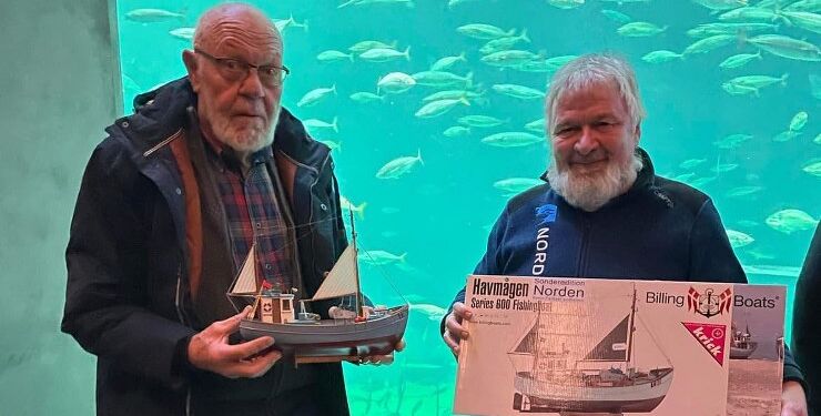 Leif Andersen og Anders Østerby med fiskefartøjet foran det store akvarium på Nordsøen Oceanarium.