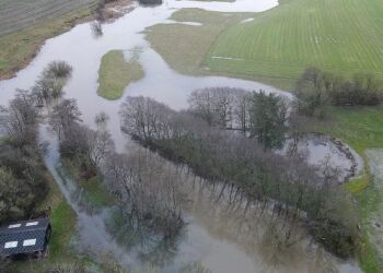Oversvømmede marker ved Liver Å. Foto: Per Frank Paulsen / TV2 Nord.