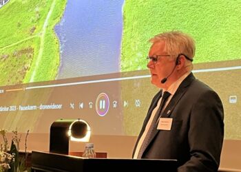 Borgmester Søren Smalbro (V) på talerstolen i auditoriet ved Nordsøen Ocenarium. Foto: Erhverv Hjørring.
