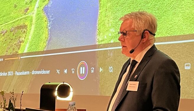 Borgmester Søren Smalbro (V) på talerstolen i auditoriet ved Nordsøen Ocenarium. Foto: Erhverv Hjørring.