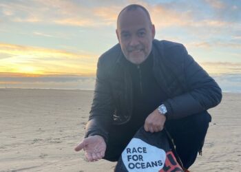 Per Dam samler plast pellets for Race for Oceans.
