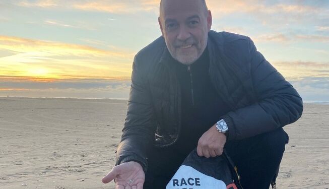 Per Dam samler plast pellets for Race for Oceans.