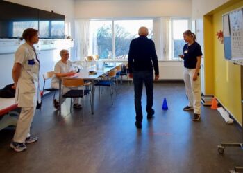 Marie Sahlberg ses her sammen med sygeplejerske Helle Thaarup Christiansen og fysioterapeut Anne Sofie Kjærsgaard i gang med at undersøge patient ved ambulatoriet i Hjørring.