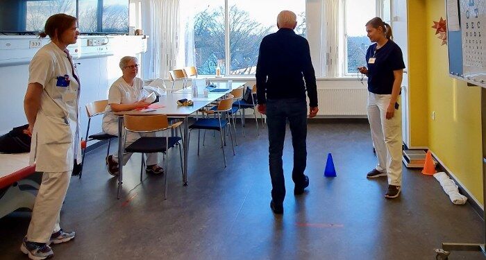 Marie Sahlberg ses her sammen med sygeplejerske Helle Thaarup Christiansen og fysioterapeut Anne Sofie Kjærsgaard i gang med at undersøge patient ved ambulatoriet i Hjørring.