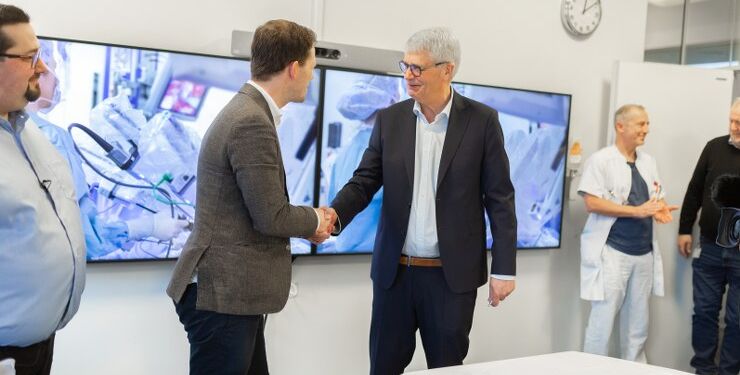 Regionsrådsformand Mads Duedahl og Anker Laden Andersen, formand for Melsen Fonden, giver hånd, efter underskriften på donationen til Aalborg Universitetshospital. Foto: Line Bloch Klostergaard.