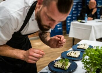Christoffer Ramberg fra Restaurant Lilleheden i gang med at anrette Årets Sild. Foto: Arkiv.