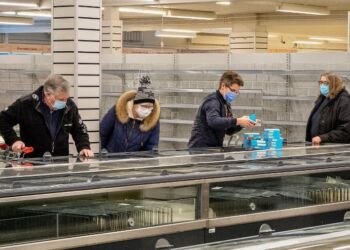 Sidste kunder i SuperBrugsen. Foto: Niels Helver.