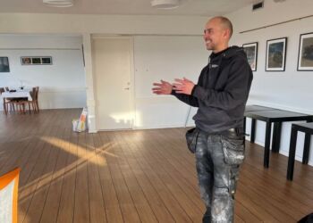 Tømrermester Anders Münster ses her i gang med det nye fitnessrum ved Klitstuen på Fyrklit. Foto: Niels Skipper.