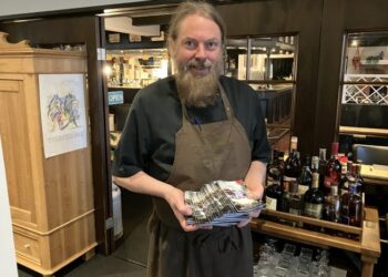 Restauratør Åge vinther præsenterer denne lille nye årets pixibog med det store indhold.