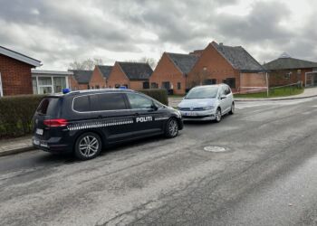 Flere politibiler og en ambulance var torsdag tilstede i Bindslev. Foto: Niels Skipper.