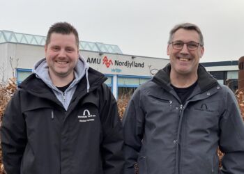 Nyuddannet Niklas M. Hansen og Michael S. Jensen, lageransvarlig ved Hirtshals Yard A/S.