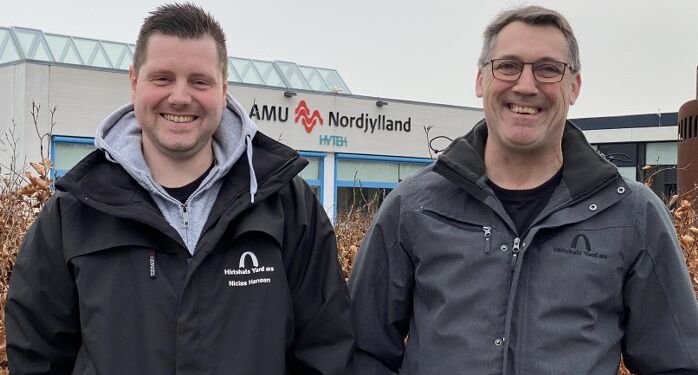 Nyuddannet Niklas M. Hansen og Michael S. Jensen, lageransvarlig ved Hirtshals Yard A/S.