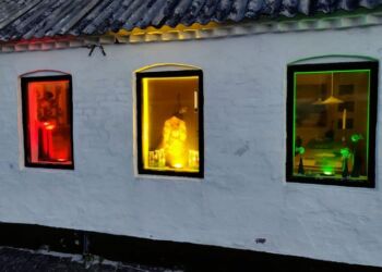 Artic Marleys farver i vinduerne hos Grønfeldt værksted & galleri i Hirtshals.